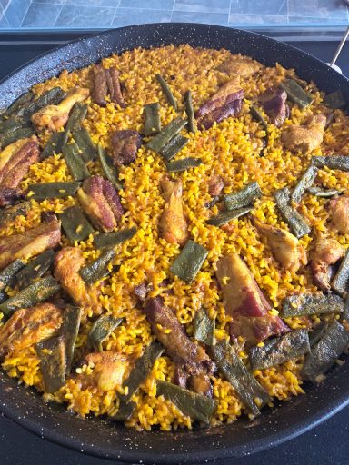 Paella de pollo y costillas 5€