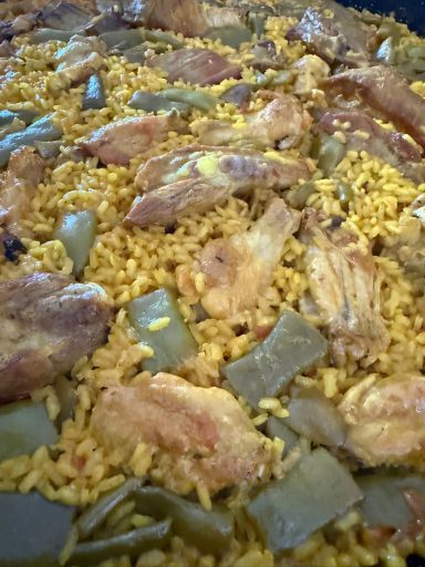 Paella de pollo y costillas